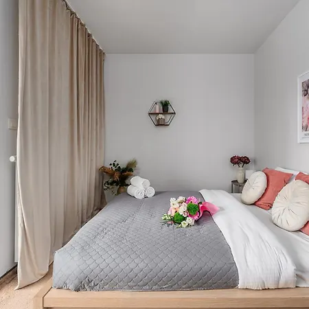 Апартаменты Lumina I 3br With Balcony I 2 Bathrooms I Parking I Ac I Mall Wola Варшава
