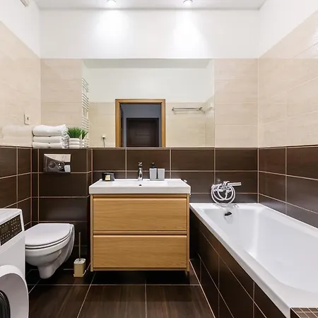 Lumina I 3br With Balcony I 2 Bathrooms I Parking I Ac I Mall Wola Варшава